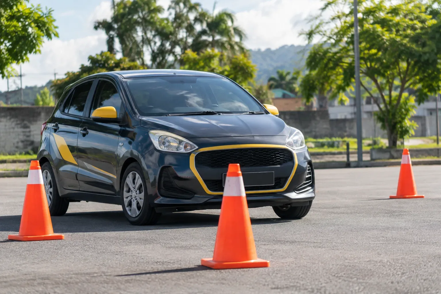 Práctica vehicular con conos de entrenamiento